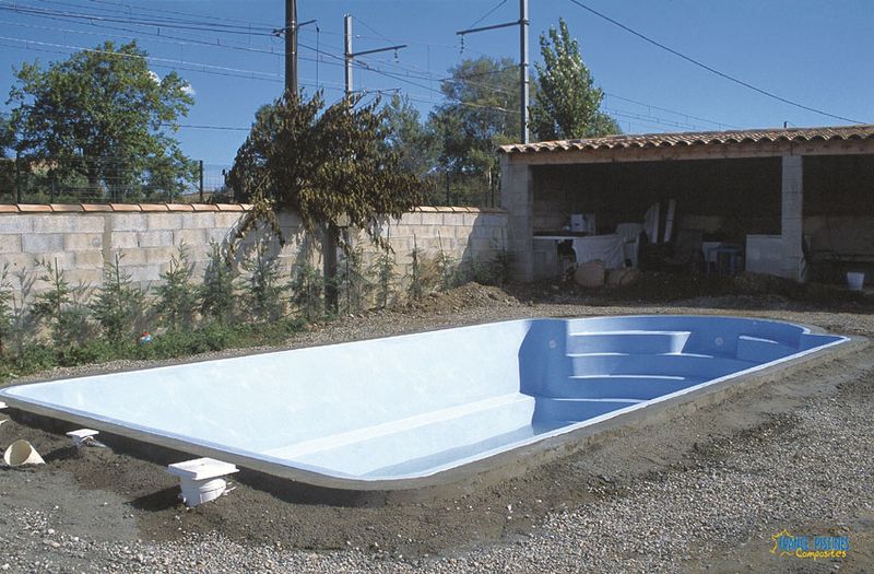 Vente et réalisation d'une piscine coque polyester à prix pas cher à Marignane