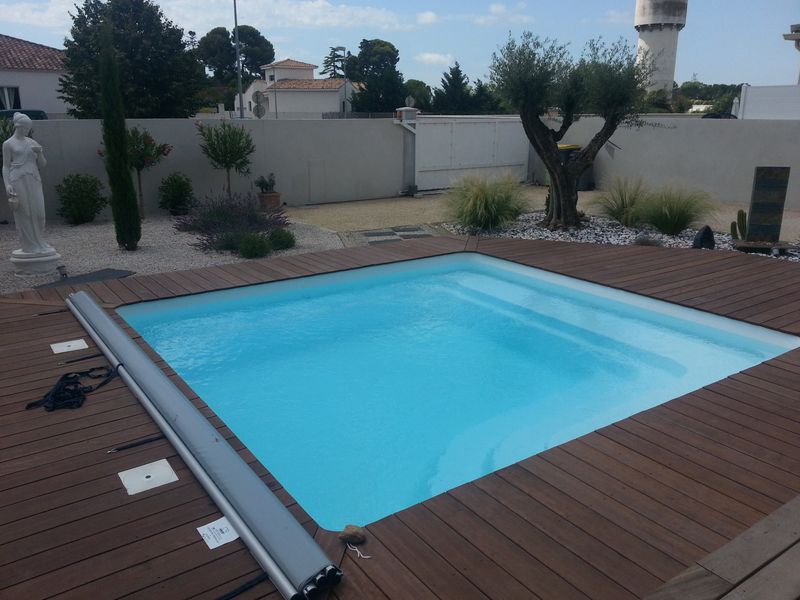 Vente et installation d'une petite piscine polyester carré 4X4 sur Montpellier