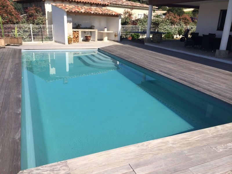 Modèle de piscine coque polyester rectangulaire 8X4 en Ardèche