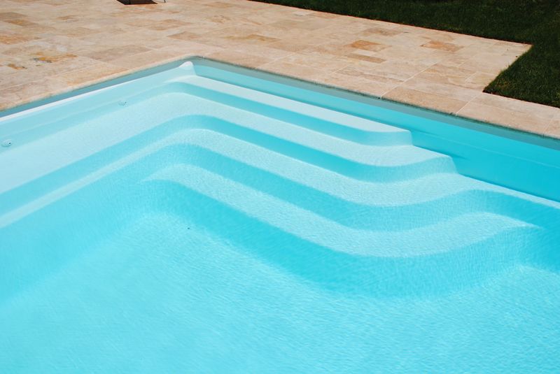 Modèle de piscine polyester rectangulaire 9X4 blanche sur Lyon