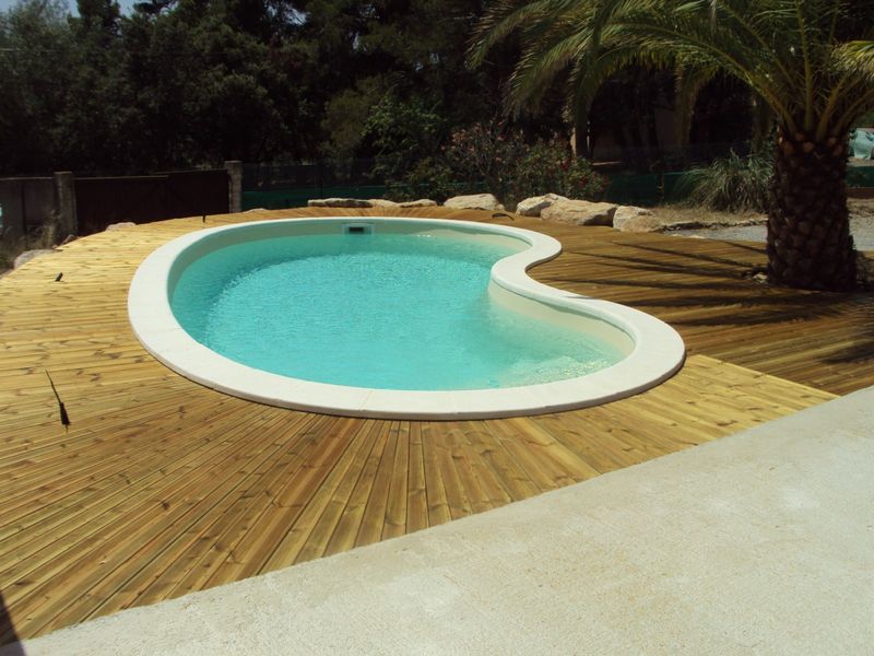 piscine haricot 8X4 avec installation réalisée à Nimes dans le Gard
