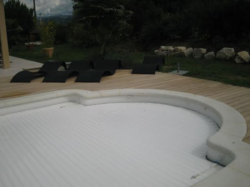 piscine coque polyester 9X4 environ avec volet immergé sur Arles