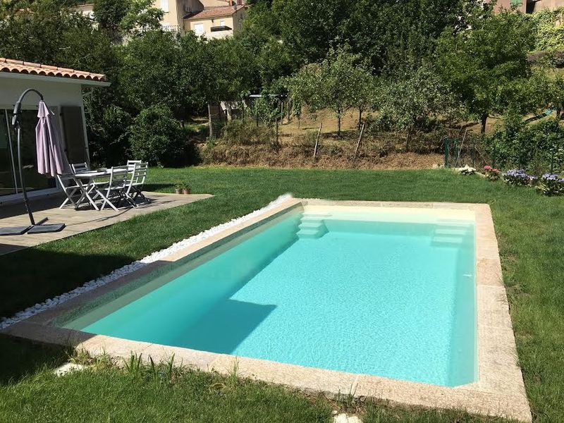 Achat piscine coque polyester 7X3 en Corse avec banquette