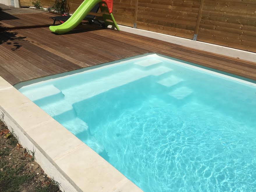 Achat piscine polyester 6X3 avec escaliers d'angle et banquette sur Aix