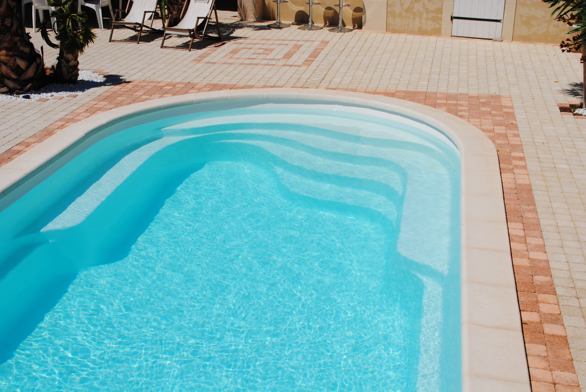 piscine coque polyester  8X4  posée dans le Vaucluse