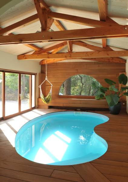 piscine coque forme haricot en intérieur margelles bois sur mesure à La Ciotat