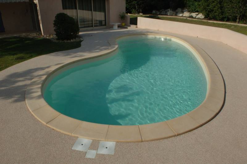 Modèle de piscine coque polyester 8X4 réalisée dans le Gard