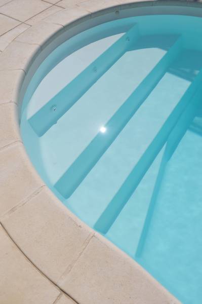 Photo d'un escalier de piscine coque haricot à Arles