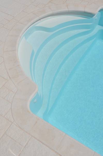 Modèle de piscine coque polyester réalisée à Uzes dans le Gard