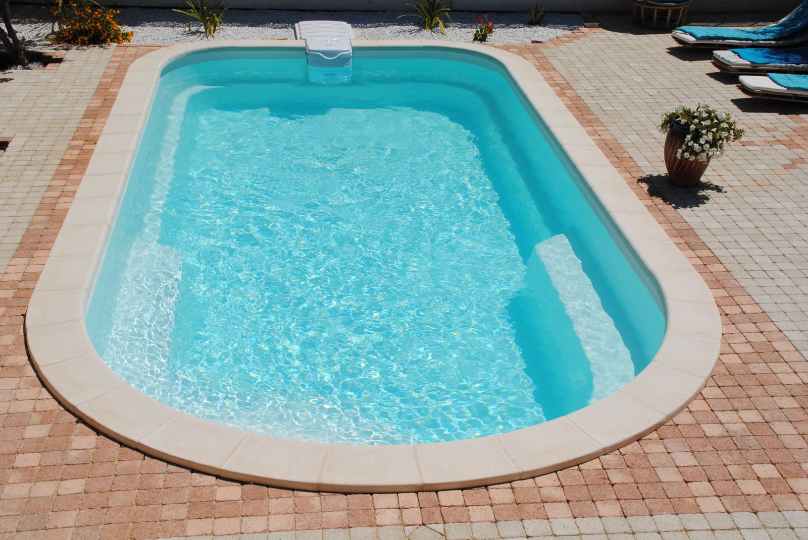 Vente et installation de piscines coque polyester à Nîmes