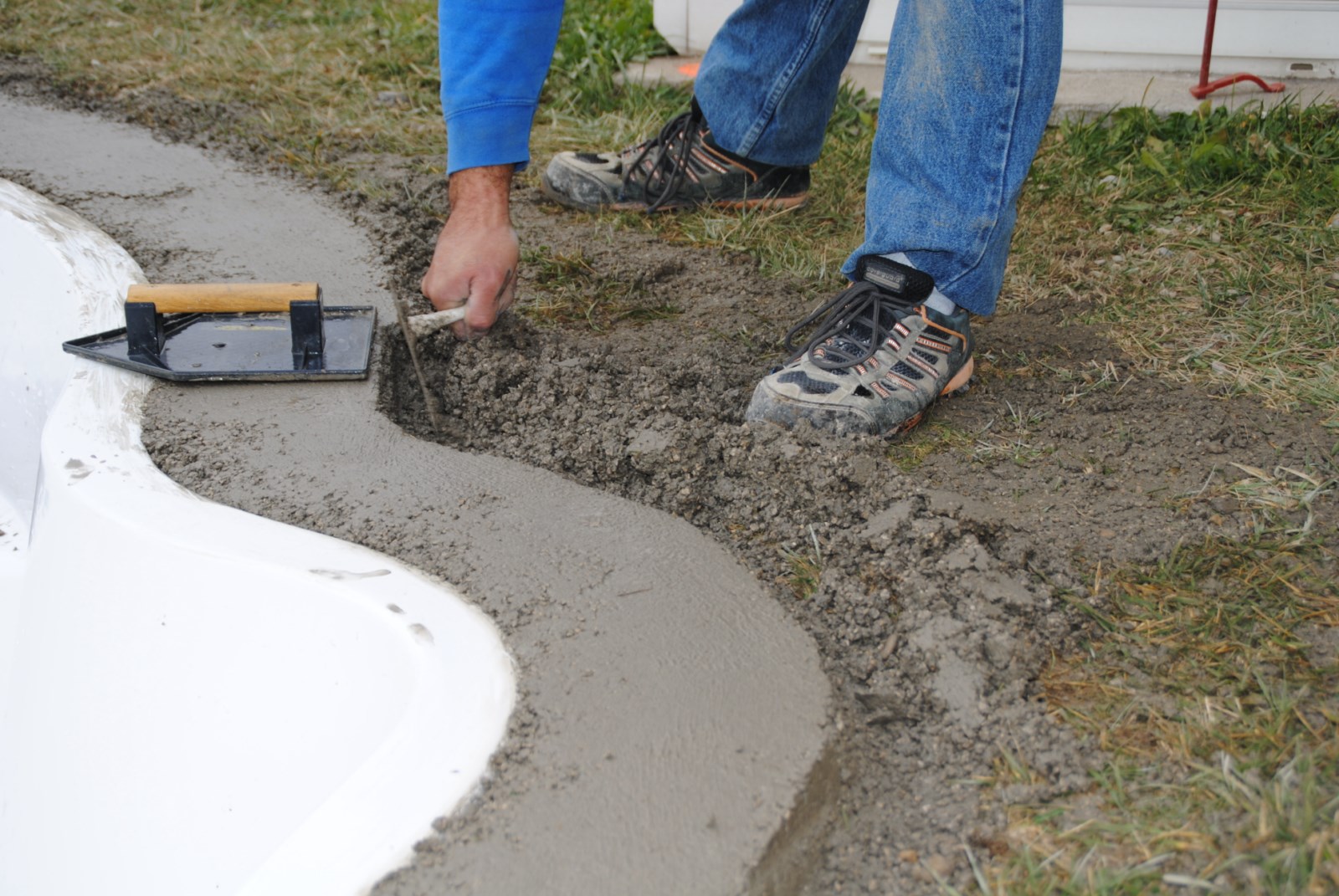 ceinture béton piscine coque polyester
