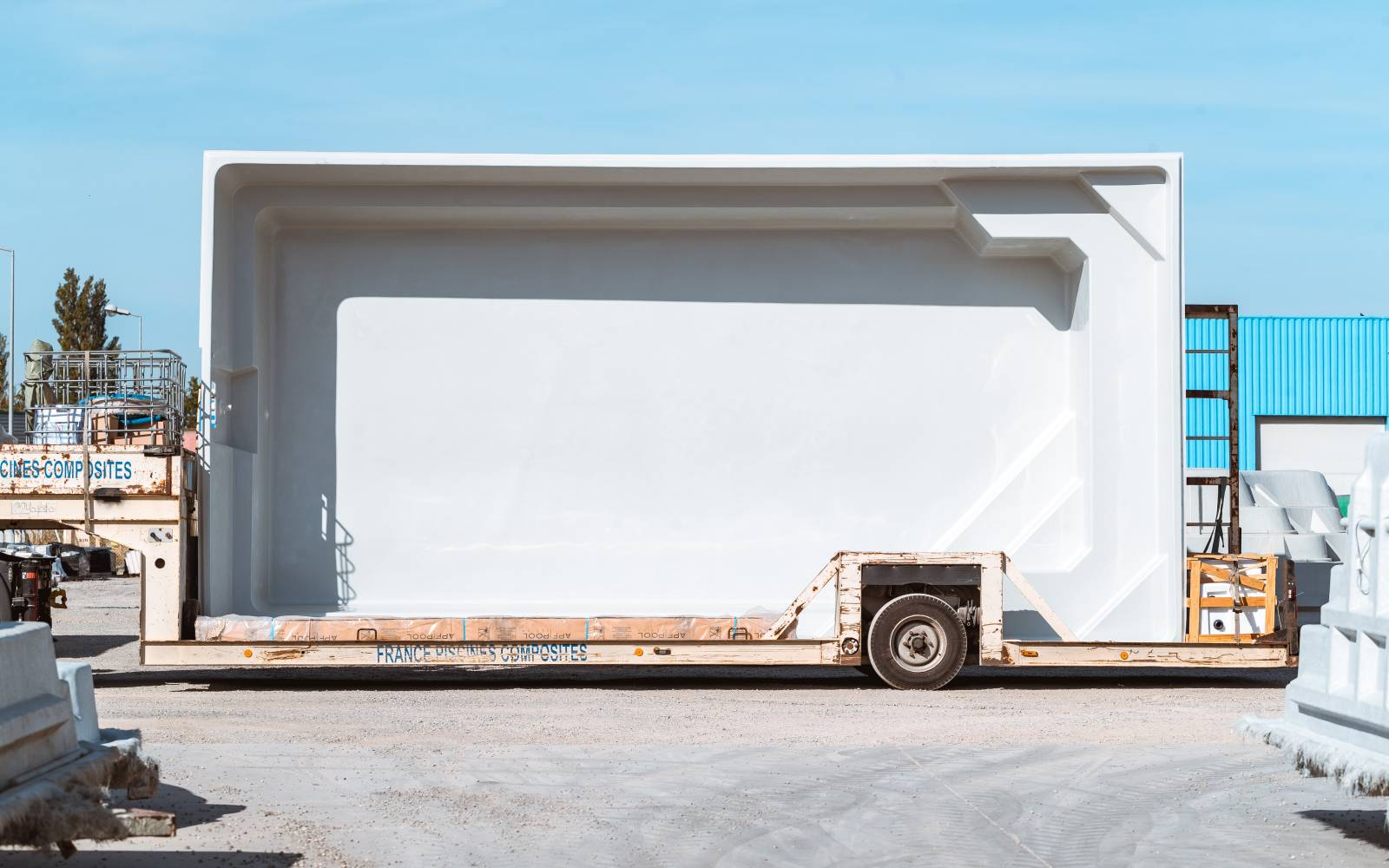 NOUVELLE PISCINE COQUE POLYESTER RECTANGULAIRE AVEC ESCALIERS D'ANGLES MODÈLE AXÉO 810 BF AVEC VÉGA CONNECT