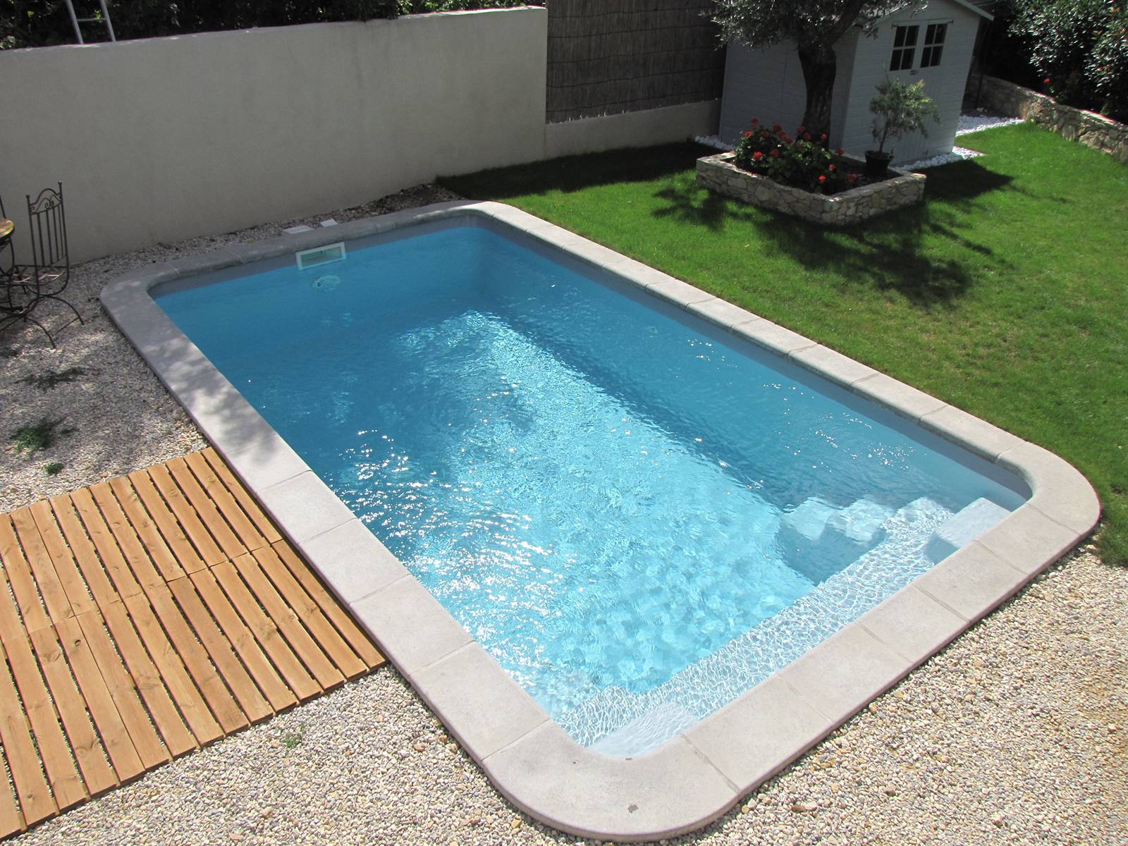 Acheter un piscine coque polyester avec escalier d'angle sur Carcassonne