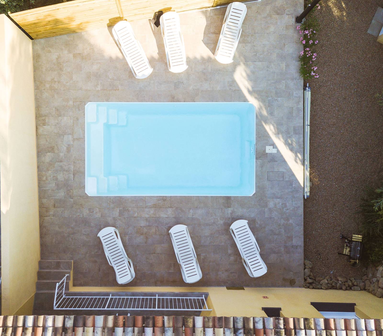 PISCINE COQUE POLYESTER RECTANGULAIRE ANGLES DROITS CONTEMPORAINE