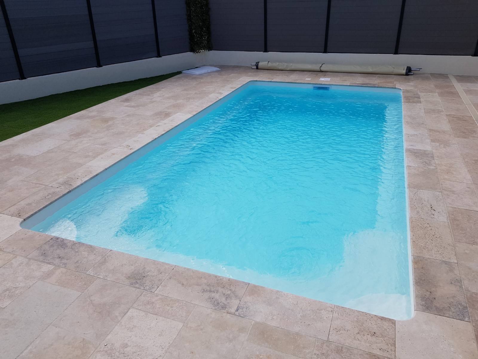 PISCINE COQUE POLYESTER RECTANGULAIRE AVEC ESCALIERS D'ANGLES MODÈLE AXÉO 710 SKF AVEC VÉGA CONNECT