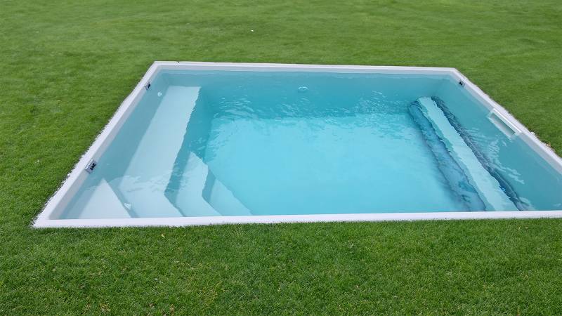 PISCINE COQUE POLYESTER AVEC COUVERTURE AUTOMATIQUE IMMERGÉE EN FOND MODÈLE TANNA