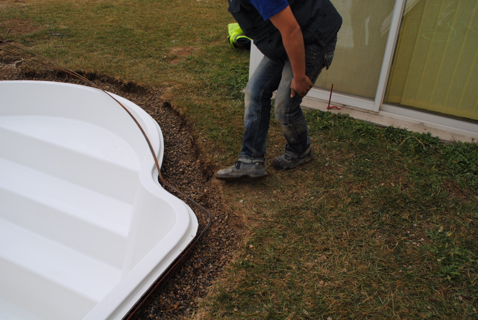 Ferraillage de l'escalier et des virages de la piscine coque polyester avec du tors de 8