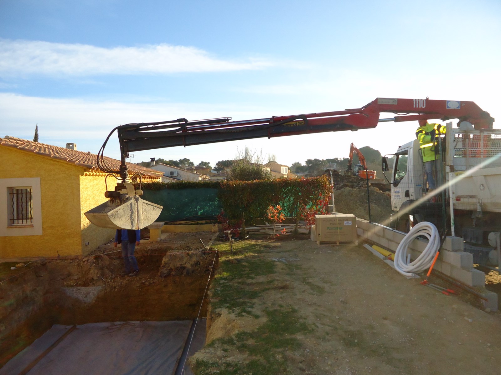 camion benne preneuse remblaiment piscine coque polyester miramas