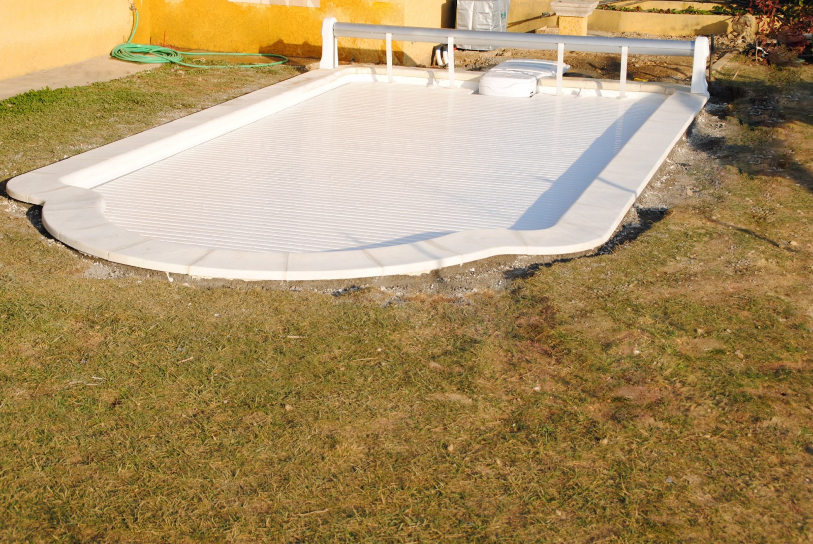 piscine coque polyester avec volet roulant NF