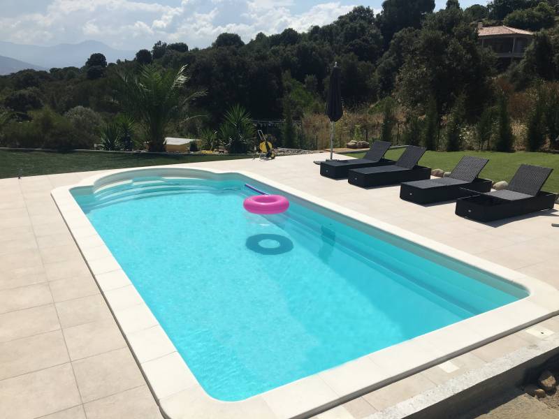 PISCINE COQUE POLYESTER AVEC ESCALIER ROMAN ET FOND INCLINÉ MODÈLE CAPRI