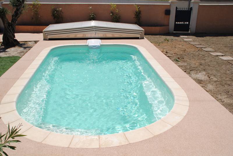 Réalisation d'une piscine coque polyester avec bloc filtrant à Beaucaire dans le Gard modèle Axéo 700 BF