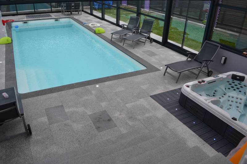 Modèle de piscine polyester sur Chambéry avec couverture automatique immergée