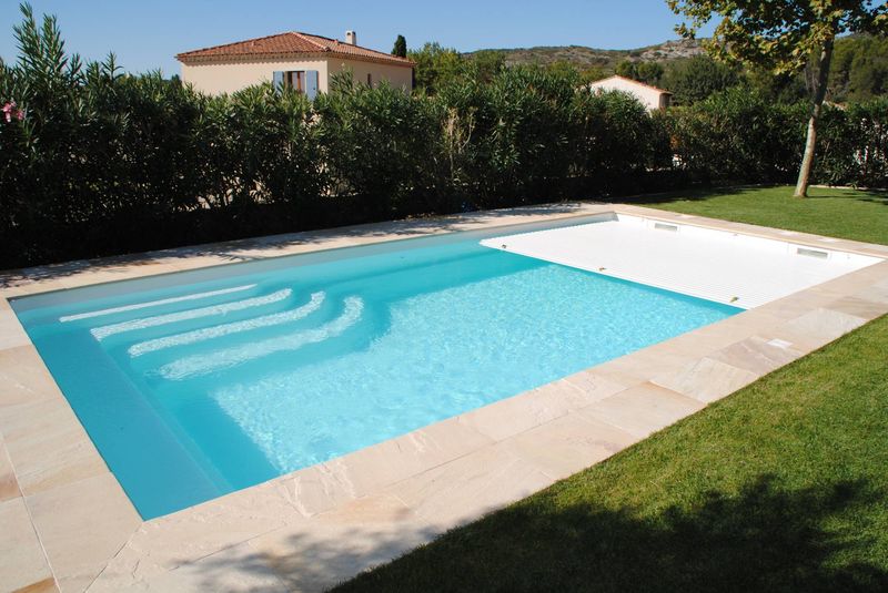 ACHETER UNE PISCINE COQUE POLYESTER AVEC COUVERTURE AUTOMATIQUE