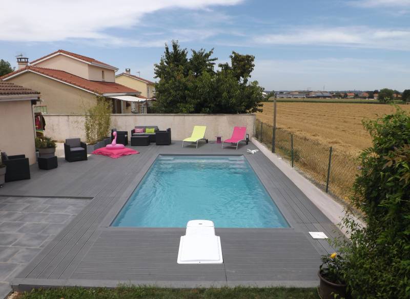 Vente et pose d'une piscine coque polyester avec escalier d'angle sur Bordeaux modèle 690 BF