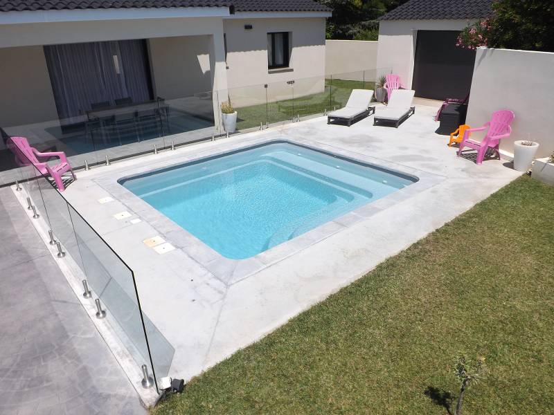 SECURISER UNE PISCINE COQUE EN POLYESTER AVEC DES BARRIERES EN VERRE