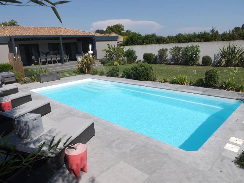 PISCINE COQUE POLYESTER ESCALIER D'ANGLE ET BANQUETTE MODÈLE BALI