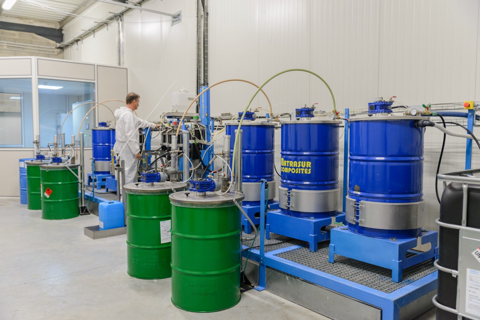 Application de gel coat et résine sur une piscine polyester