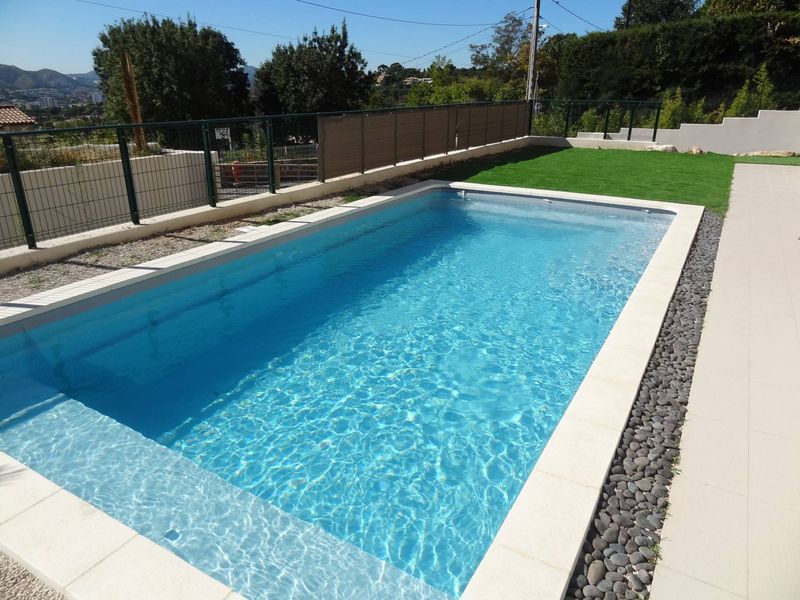 Piscine coque polyester 10X4 avec couverture électrique en fond sur Valence dans la Drôme