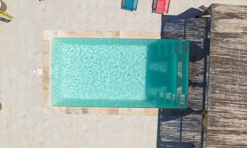 PISCINE COQUE POLYESTER RECTANGULAIRE AVEC ESCALIERS D'ANGLES ET BANQUETTE MODÈLE JERSEY