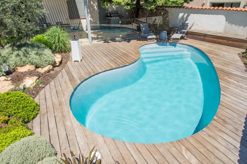 ACHETER ET INSTALLER UNE PISCINE EN POLYESTER DE FORME HARICOT A MARGIGNANE
