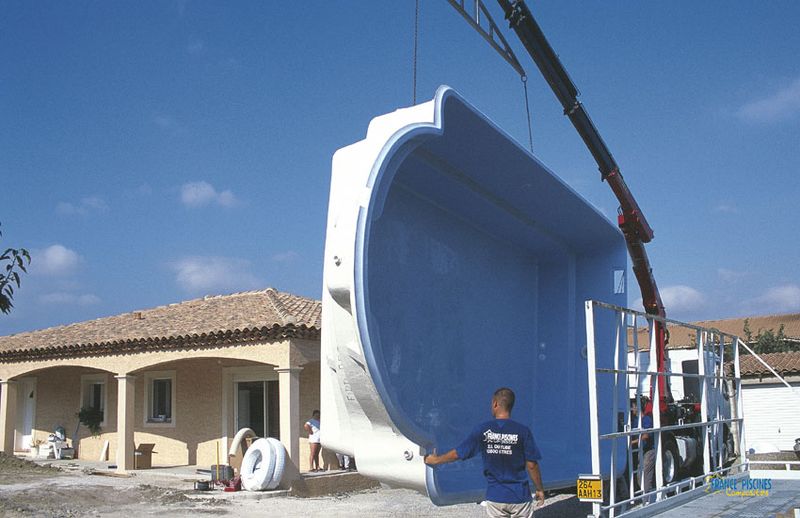 LIVRAISON ET INSTALLATION D'UNE PISCINE COQUE POLYESTER
