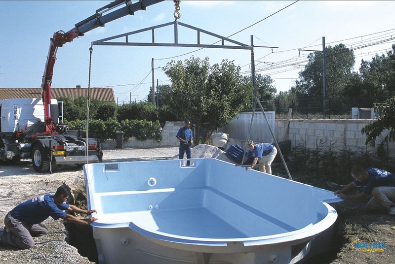 LIVRAION D'UNE PISCINE COQUE POLYESTER