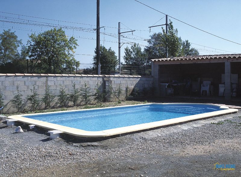 ACHETER UNE PISCINE COQUE POLYESTER PRETE AU BAIN