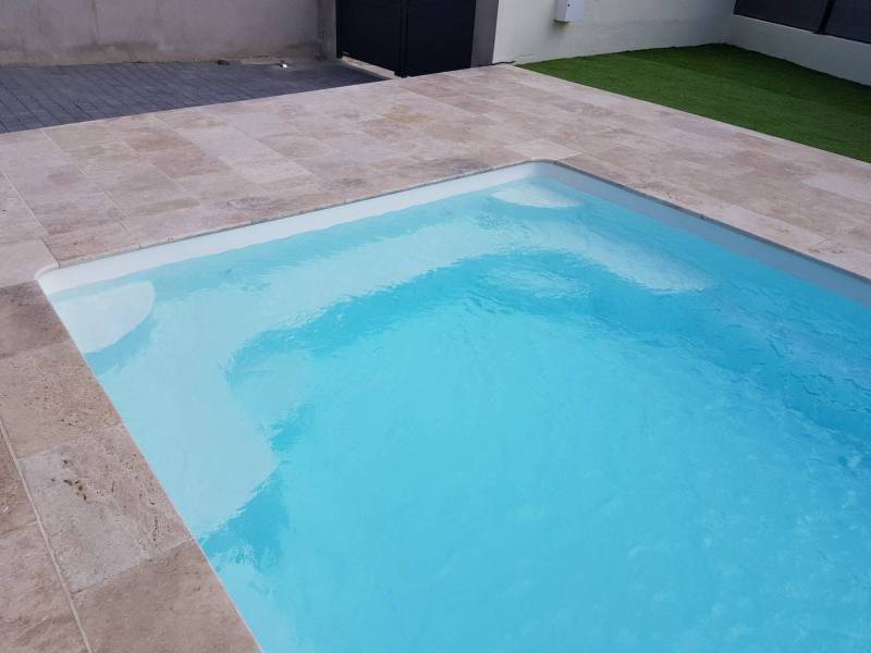 Réalisation piscine rectangulaire coque polyester avec bloc filtrant et escaliers d'angles sur Bordeaux modèle 710 BF