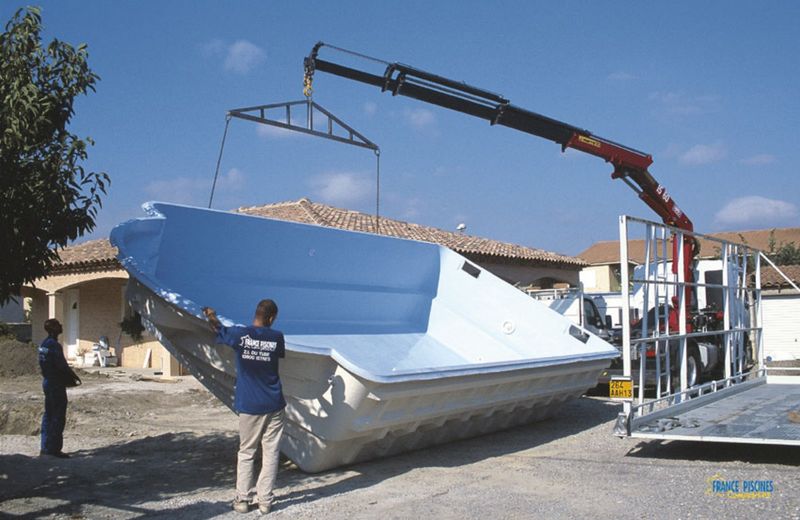 Pose à plat de la piscine coque polyester