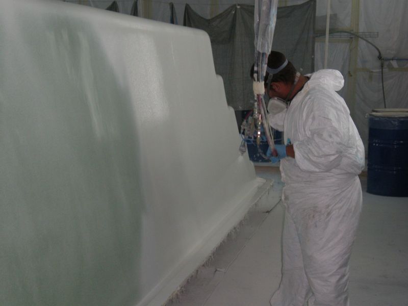 Application de gel coat au pistolet sur moule de piscine polyester