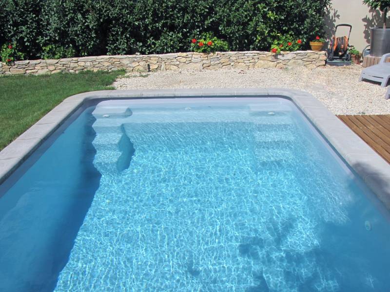 Piscine coque polyester rectangulaire avec escaliers d'angles réalisée à Carcassonne modèle 570 SKF