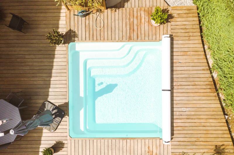 PISCINE COQUE POLYESTER CARRÉE AVEC ESCALIER D'ANGLE ET BANQUETTE MODÈLE MAYOTTE