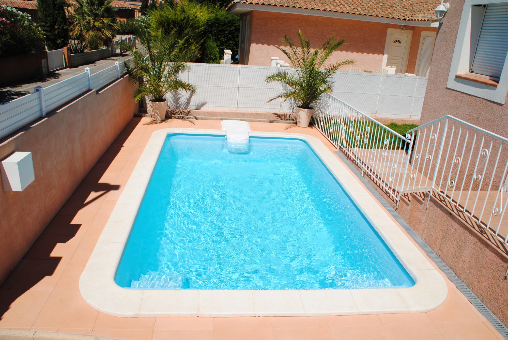 Piscine coque polyester pour PETITS TERRAINS sans construire de local technique