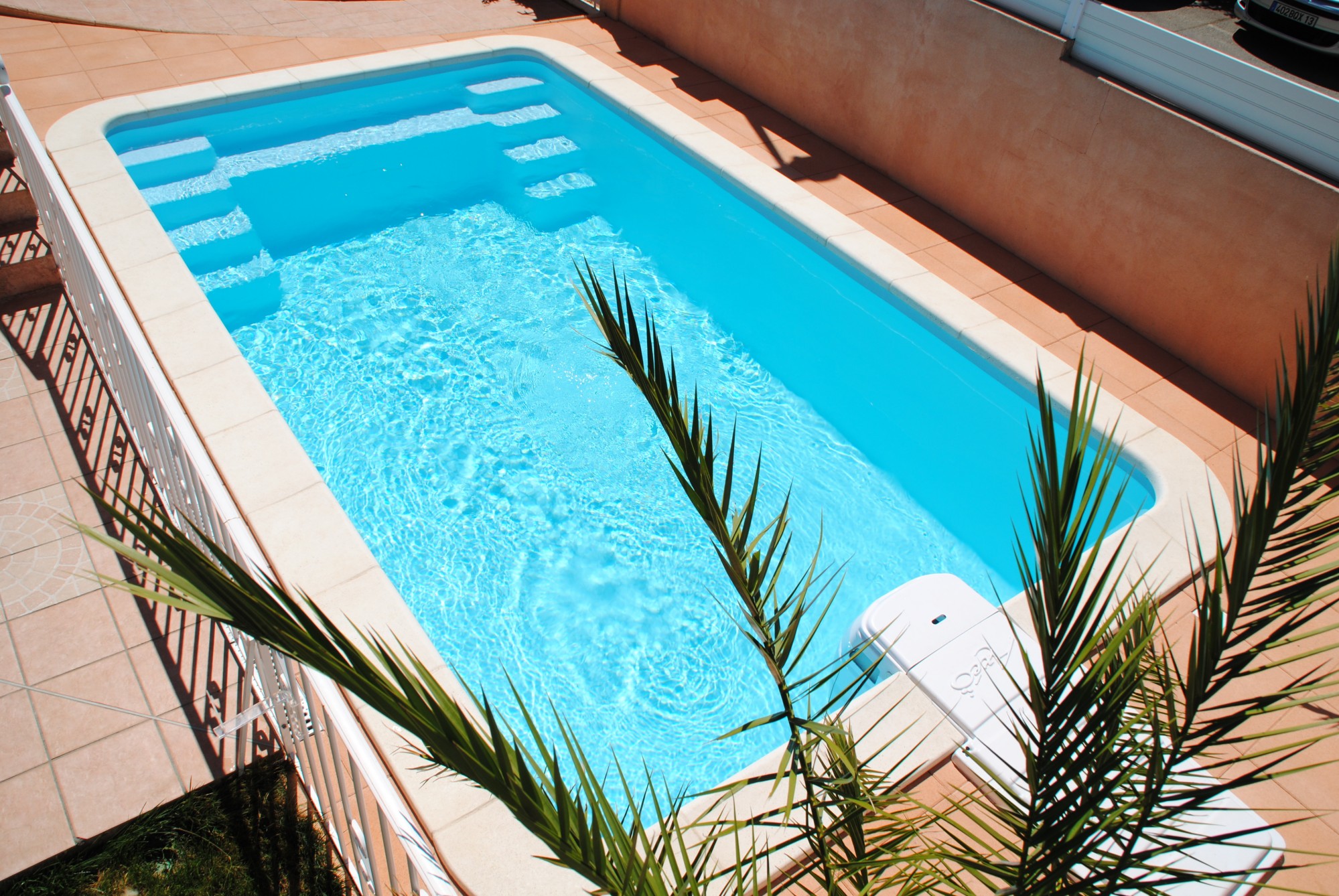 Piscine Coque polyester rectangulaire avec escalier et banquette contemporaine