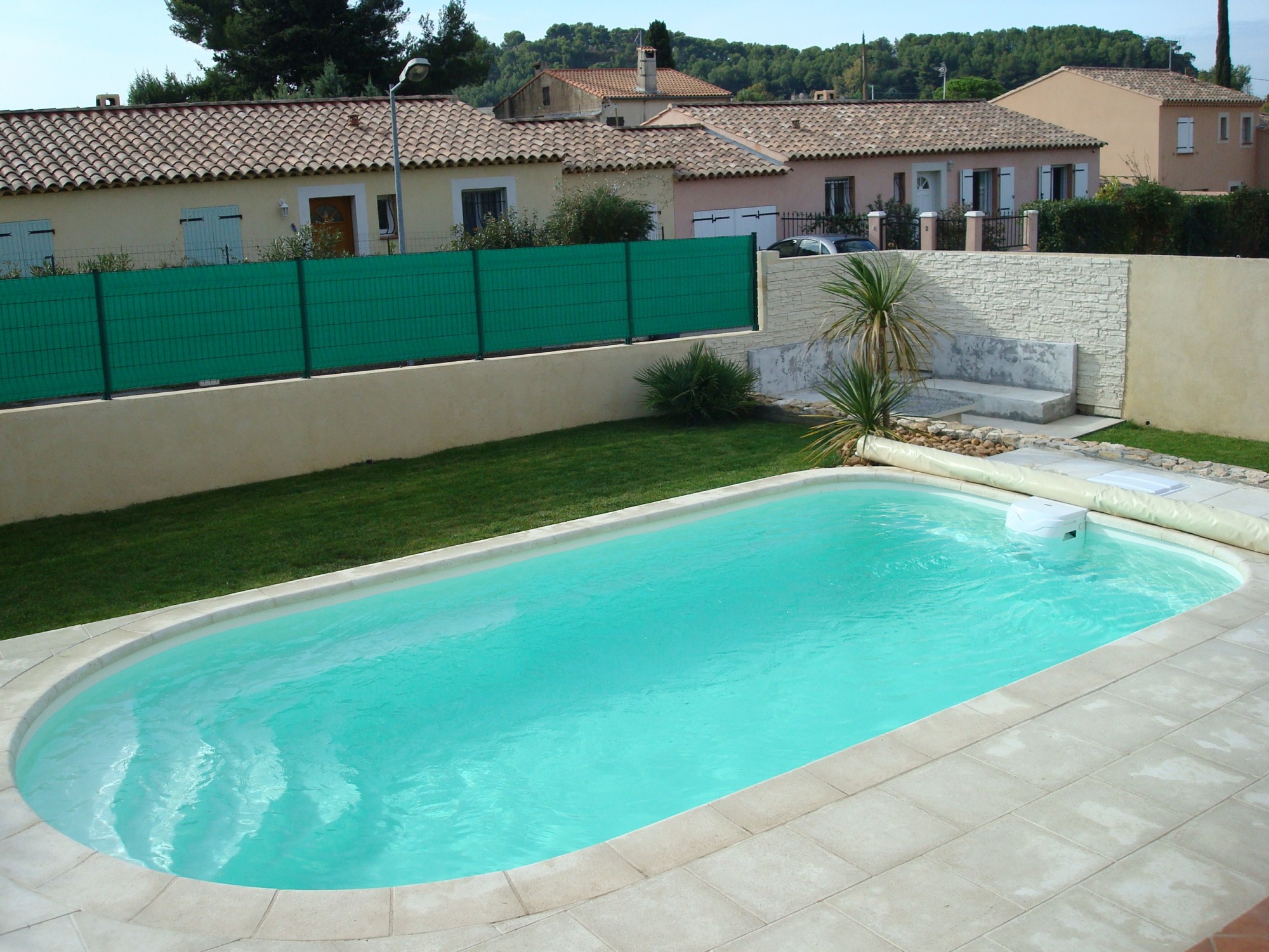 Piscine COQUE POLYESTER en fibre de verre avec BANQUETTE et escalier MODERNE