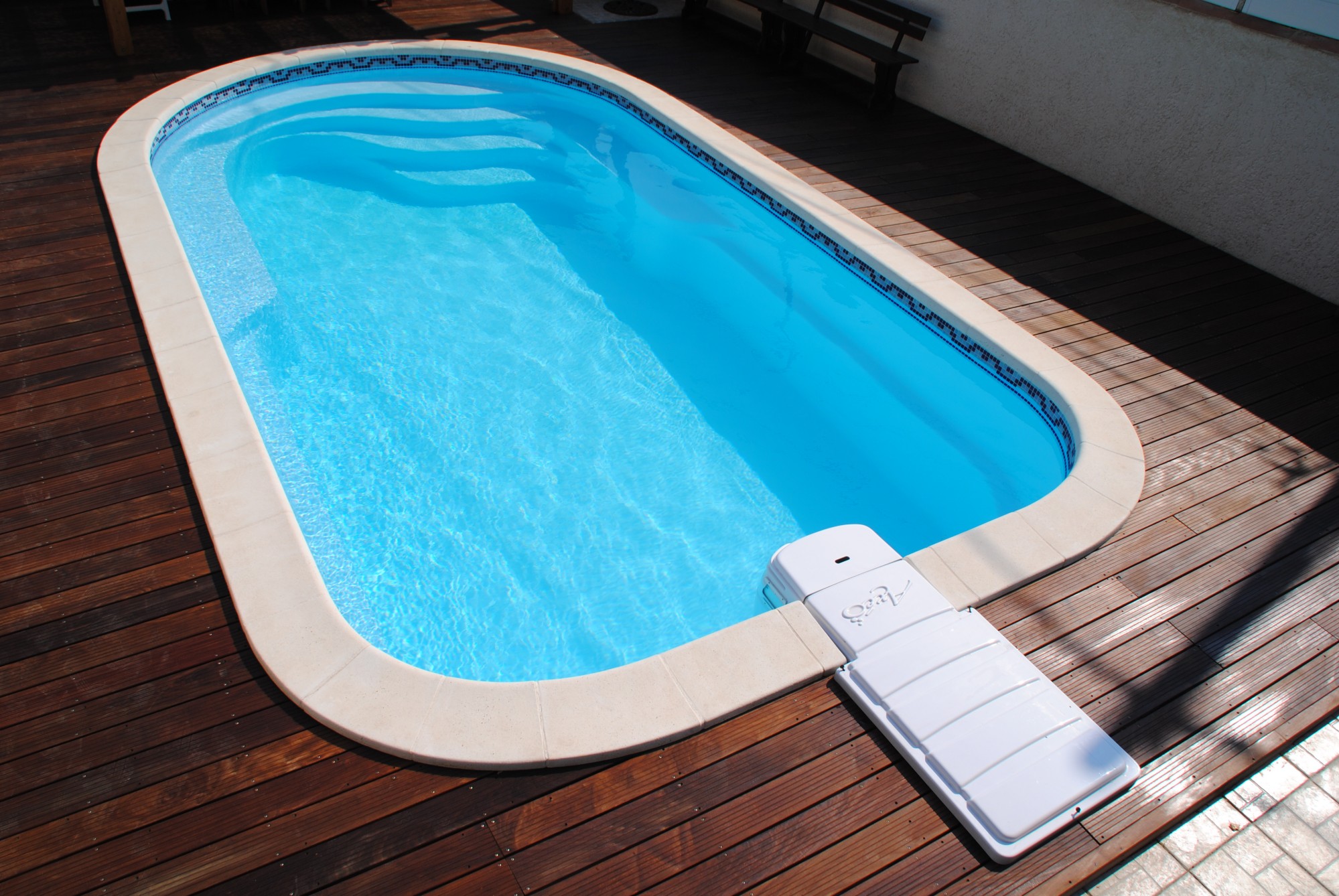 Piscine coque polyester avec BLOC FILTRANT intégré