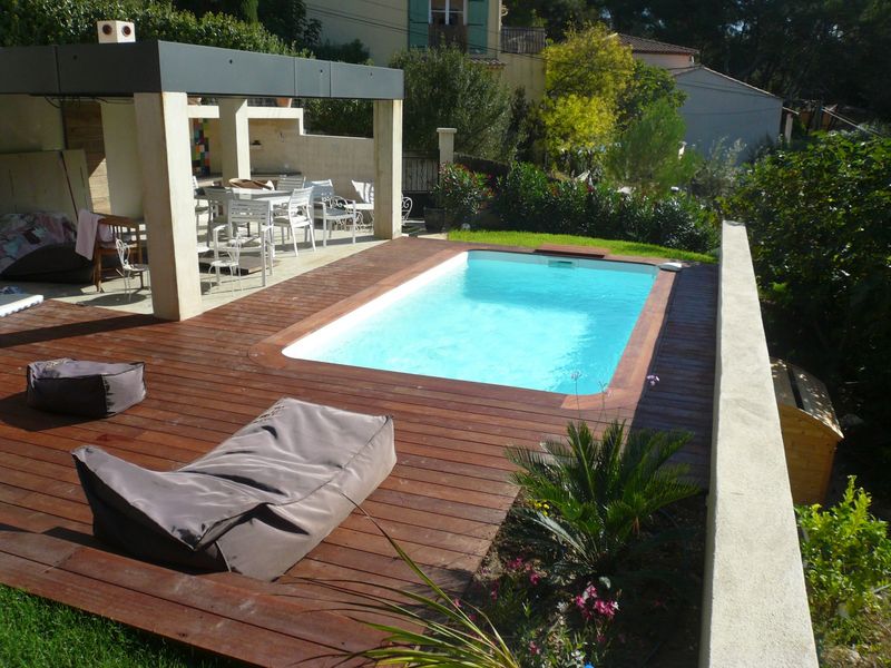 Piscine rectangulaire avec escalier d'angle et plage en bois à Toulon tarif
