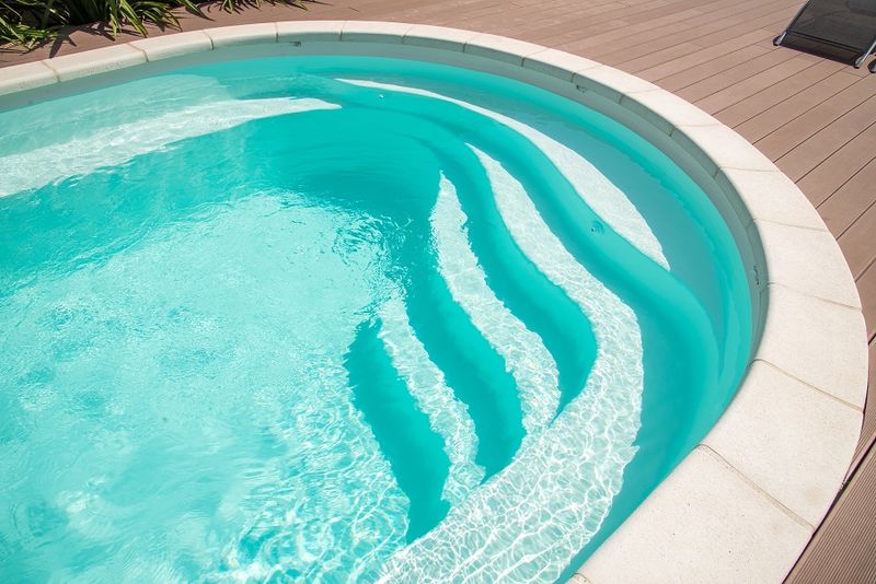 escalier polyester piscine coque avec banquettes