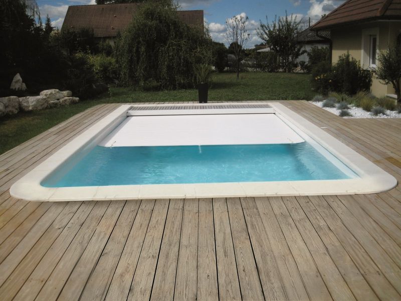 Piscine coque rectangulaire avec couverture immergée caillebotis bois
