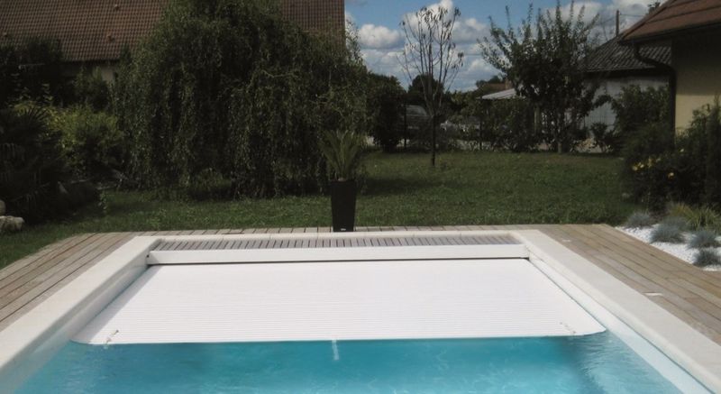 volet immergé caillebotis bois piscine coque plyester